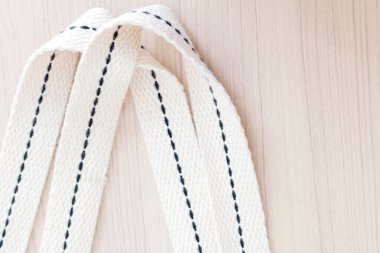 Tahta yüzeyde iki bağcık, yakın çekim.