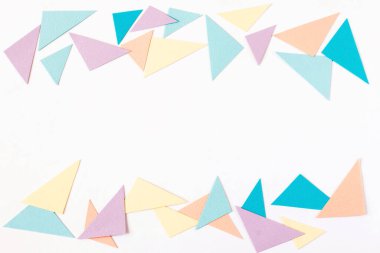 Beyaz arkaplanda izole edilmiş renkli kağıt üçgenleri