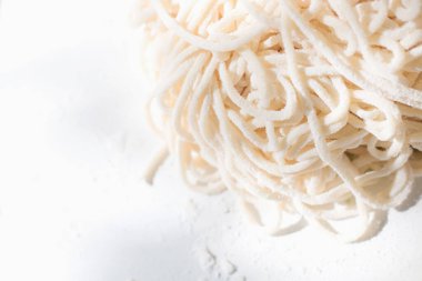 Kaynamadan önce taze ev yapımı erişte.