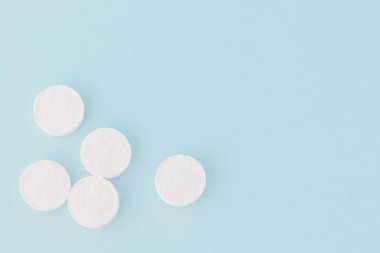 Mavi arkaplanda beyaz pamuk pedler