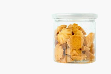 Beyaz arkaplanda izole edilmiş mini kurabiye kavanozu