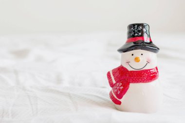 Beyaz çarşaflı küçük kardan adam heykeli