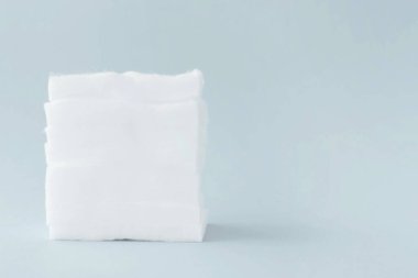 Mavi arkaplanda beyaz pamuk pedler