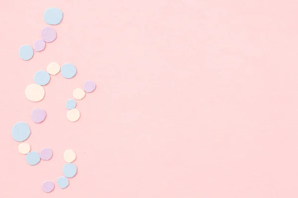 Noktalar halinde kesilmiş renkli kağıt parçaları, soyut duvar kağıtları