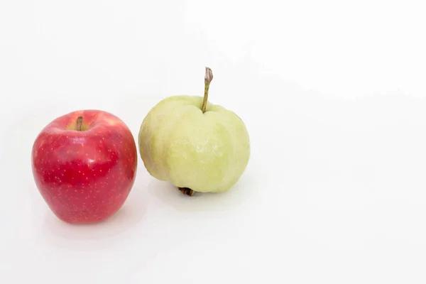 Červená Zelená Jablka Izolované Bílém Pozadí — Stock fotografie