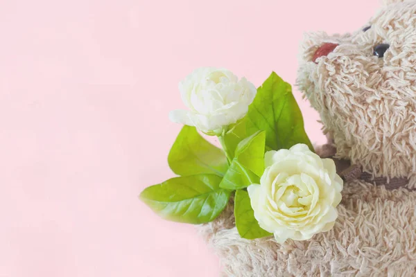 Plyšový Medvídek Hračka Bílými Růžovými Květy — Stock fotografie