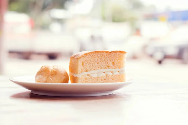 Lekker Room Bladerdeeg Vanille Cake Witte Plaat — Stockfoto