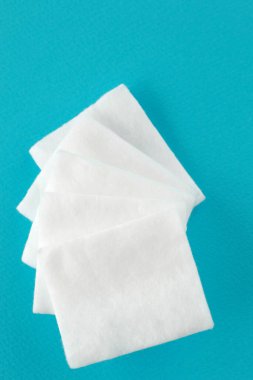 Mavi arkaplanda beyaz pamuk pedler