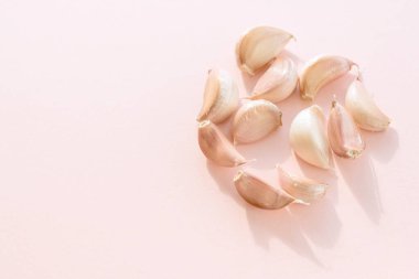 Kağıt yüzeyinde sarımsak karanfilleri, yemek duvar kağıtları.