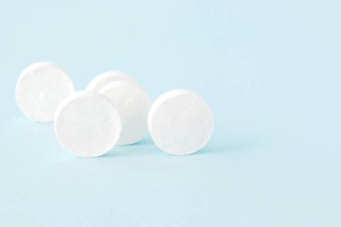 Mavi arkaplanda beyaz pamuk pedler