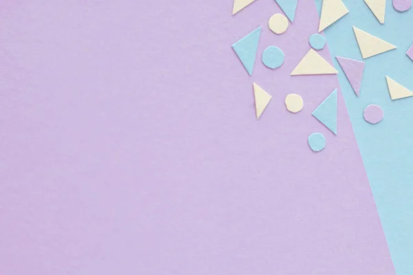 renkli kağıt üçgenler ve noktalar, pastel arkaplan