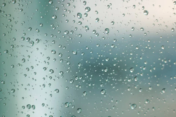 Su cam yüzeyine düşer, yakın çekim