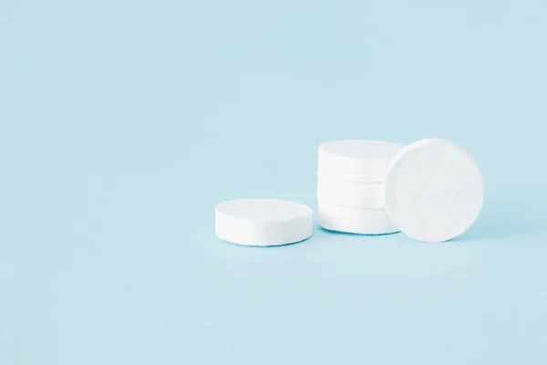 Mavi arkaplanda beyaz pamuk pedler