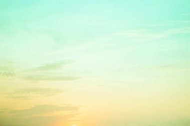 yeşil ve sarı bulutlu gökyüzünün renkli görüntüsü