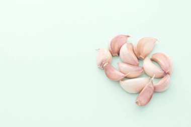 Pastel mavi arka planda sarımsaklı karanfil.