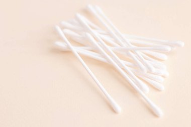 bej arkaplanda beyaz pamuk çubukları