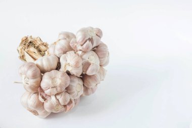 Beyaz arka planda sarımsak kafalar