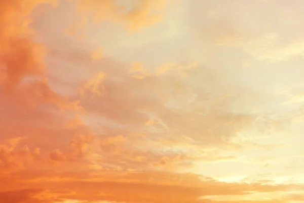 Schöner Orangefarbener Himmel Mit Wolken Bei Sonnenuntergang — Stockfoto