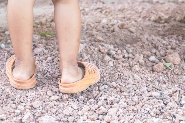 Colpo Ritagliato Dei Piedi Del Bambino Nei Cursori — Foto Stock