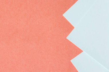 Pembe arka planda renkli kağıtlar