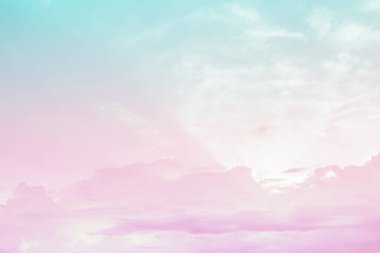 Bulutlu ve güneşli güzel gökyüzü