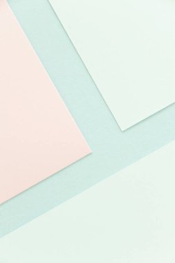 Beyaz arka planda kağıt kesikleri. minimal geometrik desen.