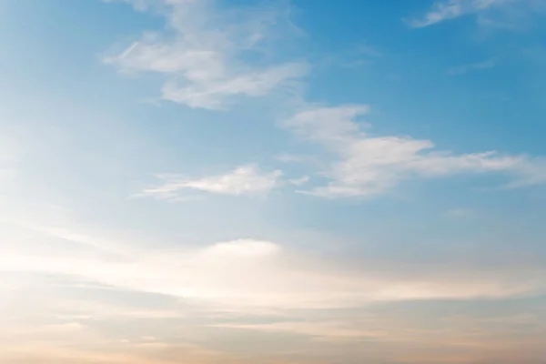 Bulutlu güzel mavi gökyüzü