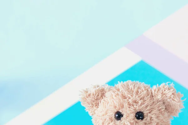 Urso Pelúcia Com Fundo Azul — Fotografia de Stock