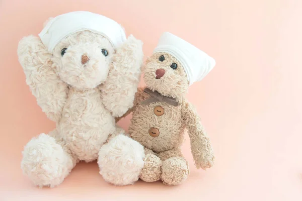 Ein Niedlicher Teddybär Spielt Auf Rosa Hintergrund — Stockfoto