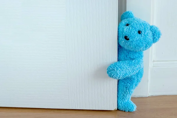 Niebieski Zabawka Miś Drewnianymi Drzwiami — Zdjęcie stockowe