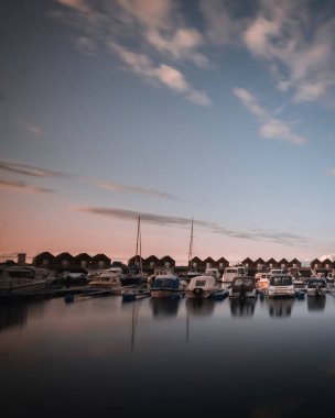 Bodo 'da bir iskelede harika bir gün batımı.