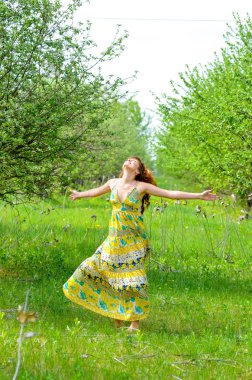 genç güzel kız bahar yeşil elma bahçesi içinde yürür