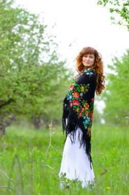 genç güzel kız bahar yeşil elma bahçesi içinde yürür