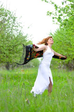 genç güzel kız bahar yeşil elma bahçesi içinde yürür