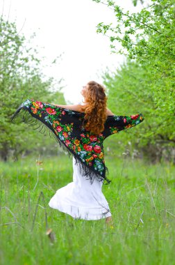 genç güzel kız bahar yeşil elma bahçesi içinde yürür