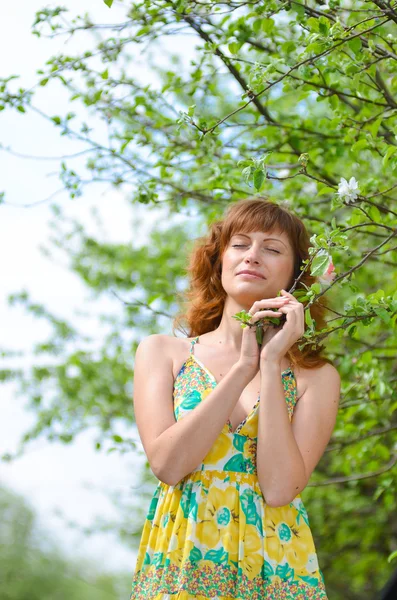 Jeune belle fille marche dans le verger de pommes vert printemps — Photo