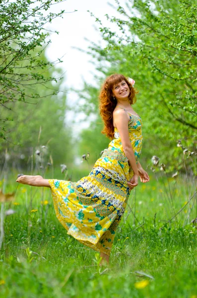 Fiatal gyönyörű lány sétál a tavaszi zöld alma gyümölcsös — Stock Fotó