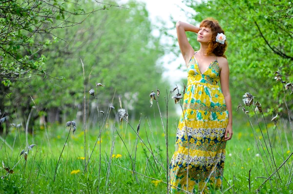 Jovem menina bonita caminha no pomar de maçã verde primavera — Fotografia de Stock
