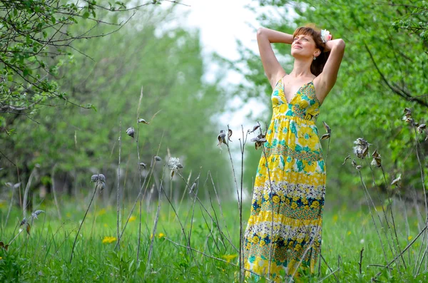 Giovane bella ragazza cammina nel meleto verde primaverile — Foto Stock