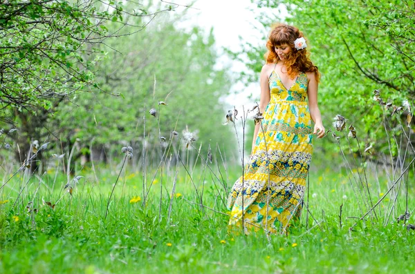 年轻漂亮的女孩走在春天的绿苹果果园 — 图库照片