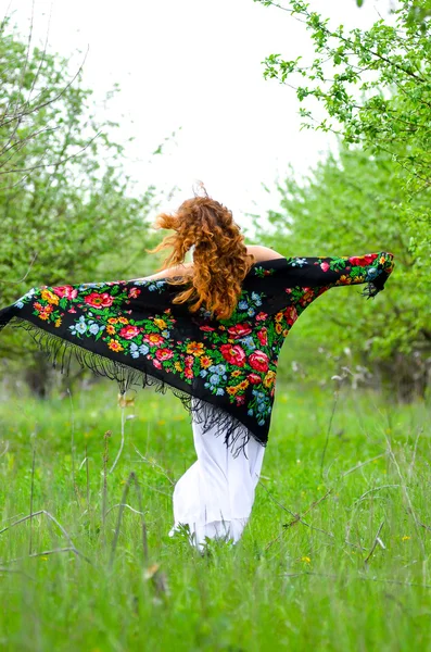 Jovem menina bonita caminha no pomar de maçã verde primavera — Fotografia de Stock