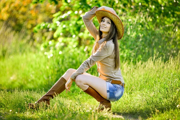 Morena chica joven caminando en el parque de primavera — Foto de Stock