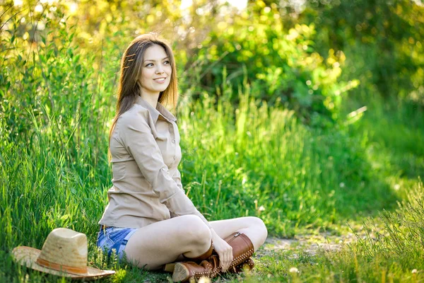 Bruna giovane ragazza a piedi nel parco primaverile — Foto Stock