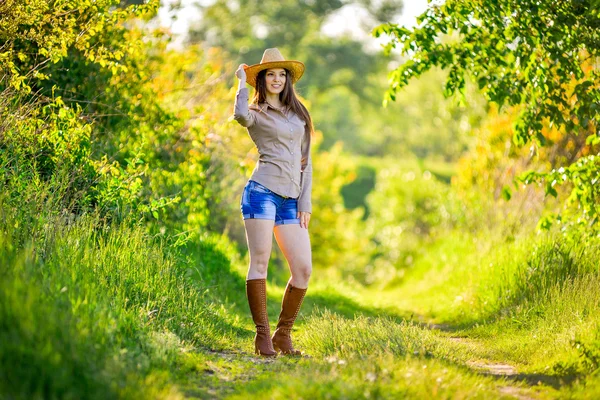 Bruneta mladá dívka procházky v parku na jaře — Stock fotografie