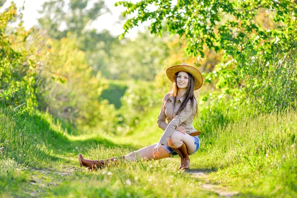 Brünettes junges Mädchen spaziert im Frühlingspark — Stockfoto