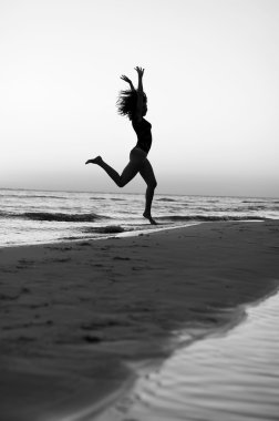 gün batımında sahilde jimnastik yaparken kız