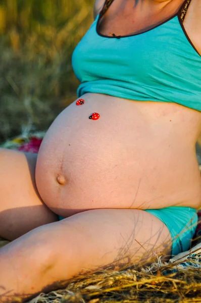 Bauch einer schwangeren Frau — Stockfoto