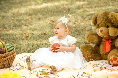 Küçük kız parkta yürüyor.