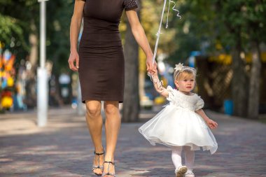 Küçük kız parkta yürüyor.