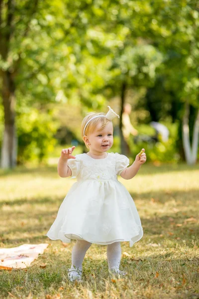 Klein meisje loopt in het park — Stockfoto